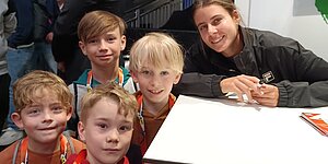 Zu den Newsdetails: Player´s Cheer Up Fangruppe beim Porsche Tennis Grand Prix