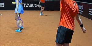 Zu den Newsdetails: Umzingelt von Tennisprofis  beim Porsche Tennis Grand Prix in Stuttgart